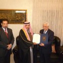 رئيس السلطة الفلسطينية يقلد عبدالعزيز البابطين وسام فلسطين للثقافة والعلوم والفنون