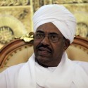 الرئيس السوداني يقلّد البابطين وسام الاستحقاق الرئاسي
