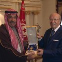 الرئيس التونسي الباجي قايد السبسي يقلد عبدالعزيز سعود البابطين الوسام الوطني الأكبر